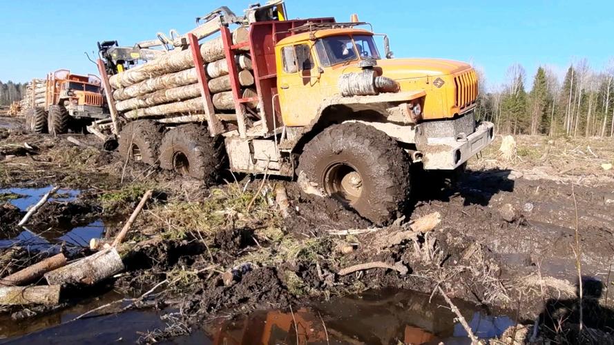 国外俄罗斯运木材车和这泥巴路也是服了这车配置就是顶级